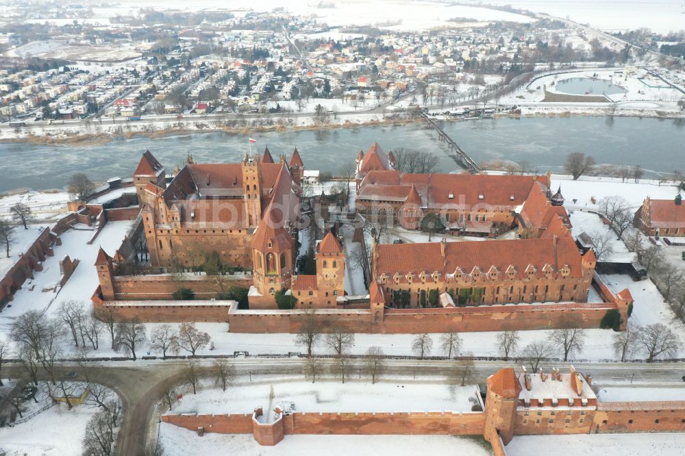 Luftaufnahme Malbork Marienburg - Winterluftbild Festungsanlage der Ordensburg Marienburg in Malbork Marienburg in Pomorskie, Polen im Winter