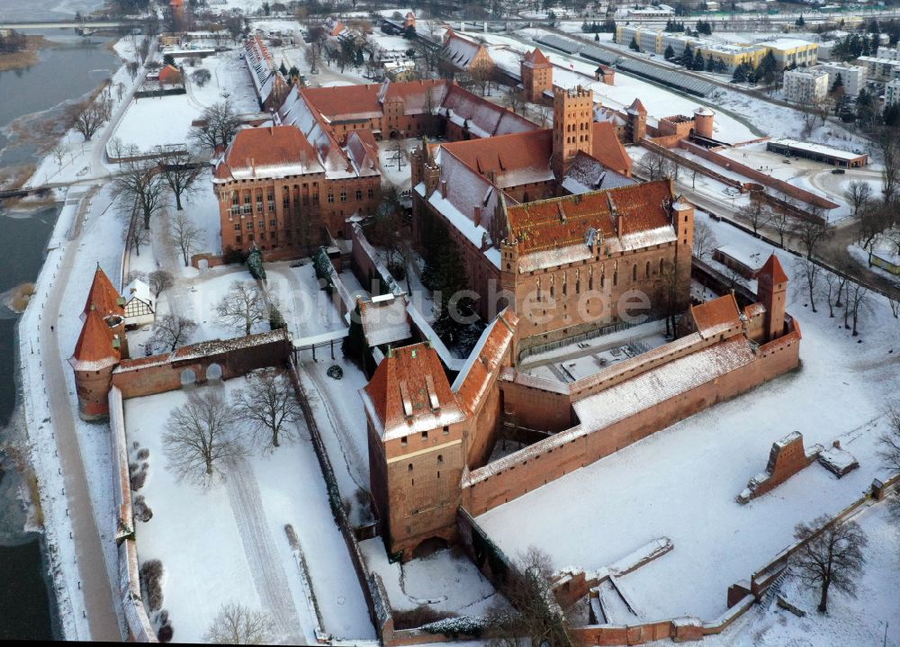Malbork Marienburg aus der Vogelperspektive: Winterluftbild Festungsanlage der Ordensburg Marienburg in Malbork Marienburg in Pomorskie, Polen im Winter