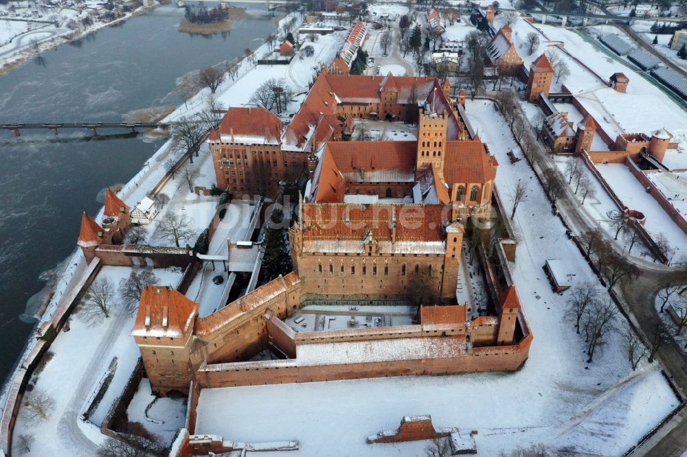 Luftbild Malbork Marienburg - Winterluftbild Festungsanlage der Ordensburg Marienburg in Malbork Marienburg in Pomorskie, Polen im Winter