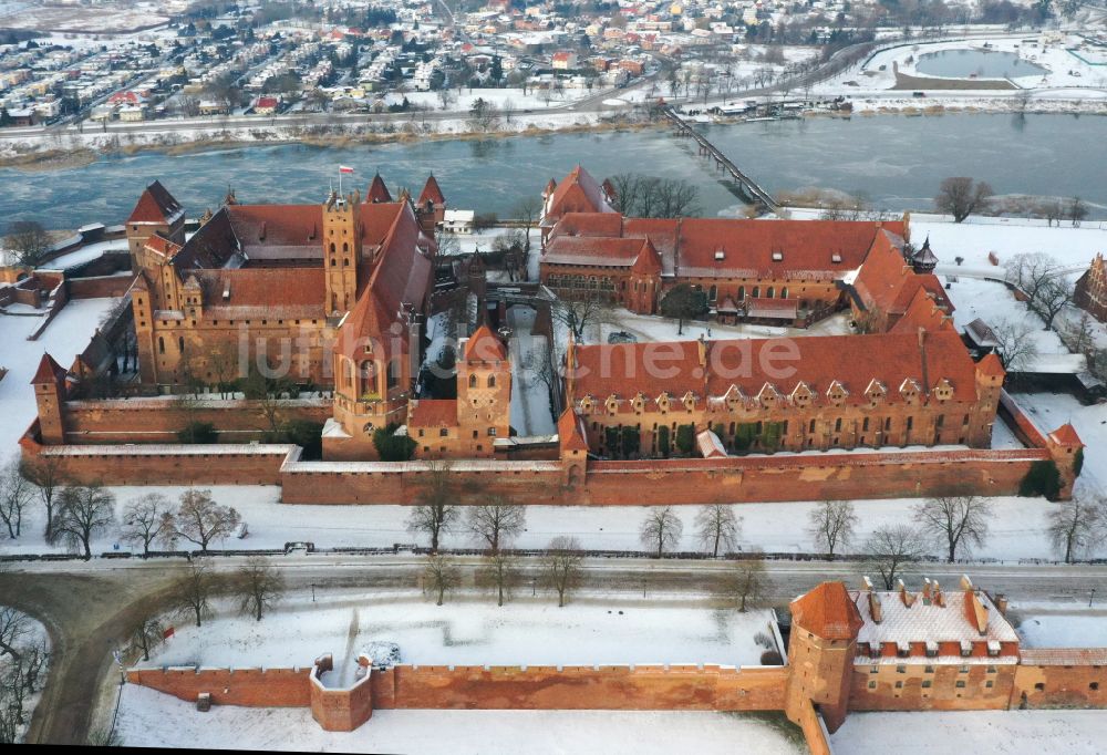 Malbork Marienburg von oben - Winterluftbild Festungsanlage der Ordensburg Marienburg in Malbork Marienburg in Pomorskie, Polen im Winter