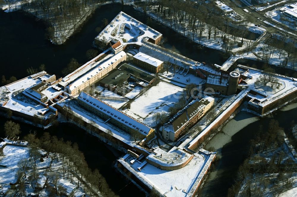 Luftaufnahme Berlin - Winterluftbild Festungsanlage Zitadelle Spandau Am Juliusturm im Ortsteil Haselhorst in Berlin, Deutschland