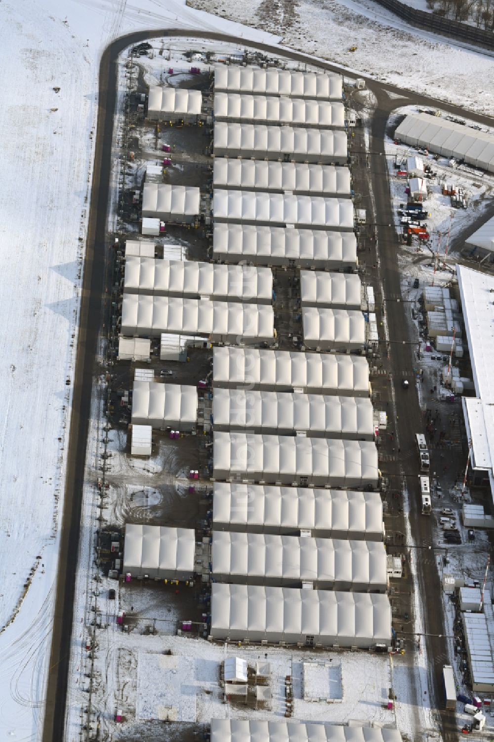 Luftbild Berlin - Winterluftbild Flüchtlingsheim- und Asylunterkunfts- Zeltlager als Behelfsunterkunft Ukraine Ankunftszentrum TXL in Berlin, Deutschland