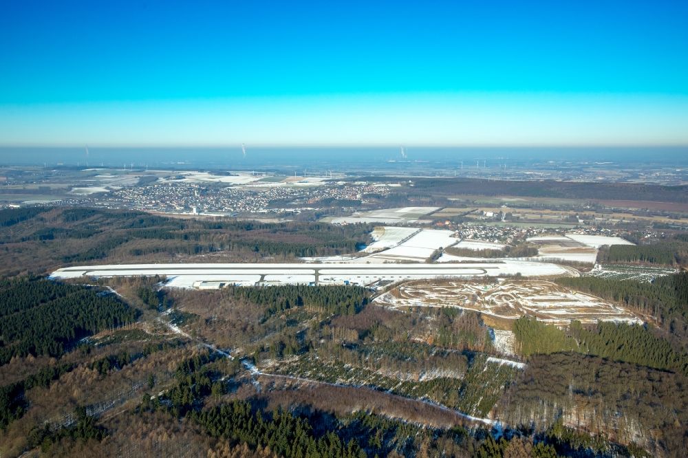Luftaufnahme Wickede (Ruhr) - Winterluftbild Flugplatz der Flugplatz Arnsberg Menden in Wickede (Ruhr) im Bundesland Nordrhein-Westfalen