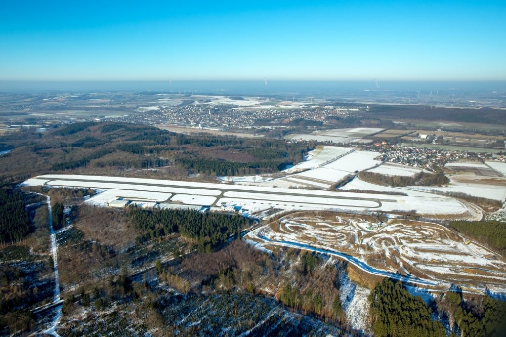 Wickede (Ruhr) von oben - Winterluftbild Flugplatz der Flugplatz Arnsberg Menden in Wickede (Ruhr) im Bundesland Nordrhein-Westfalen
