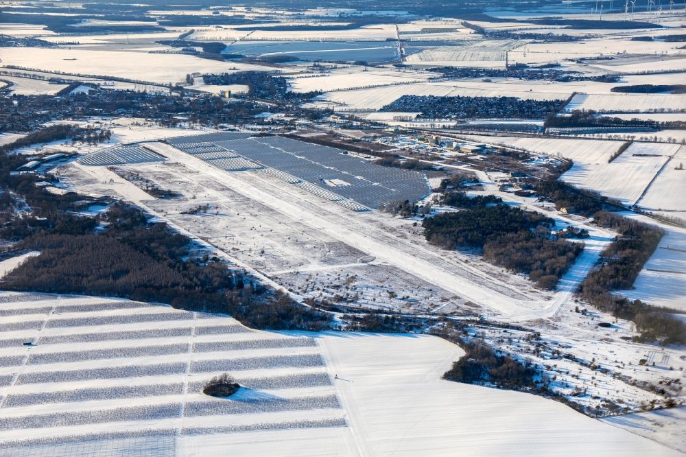 Werneuchen von oben - Winterluftbild Flugplatz in Werneuchen im Bundesland Brandenburg, Deutschland