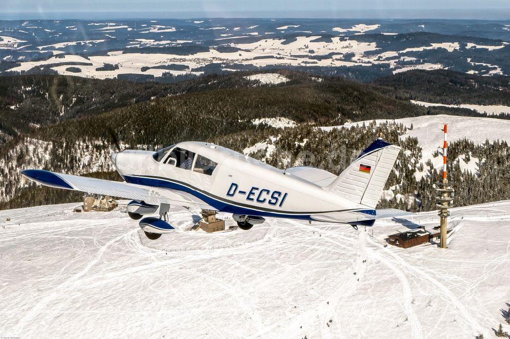 Luftaufnahme Feldberg (Schwarzwald) - Winterluftbild Flugzeug Piper Pa28 im Fluge über dem Luftraum in Feldberg (Schwarzwald) im Bundesland Baden-Württemberg, Deutschland