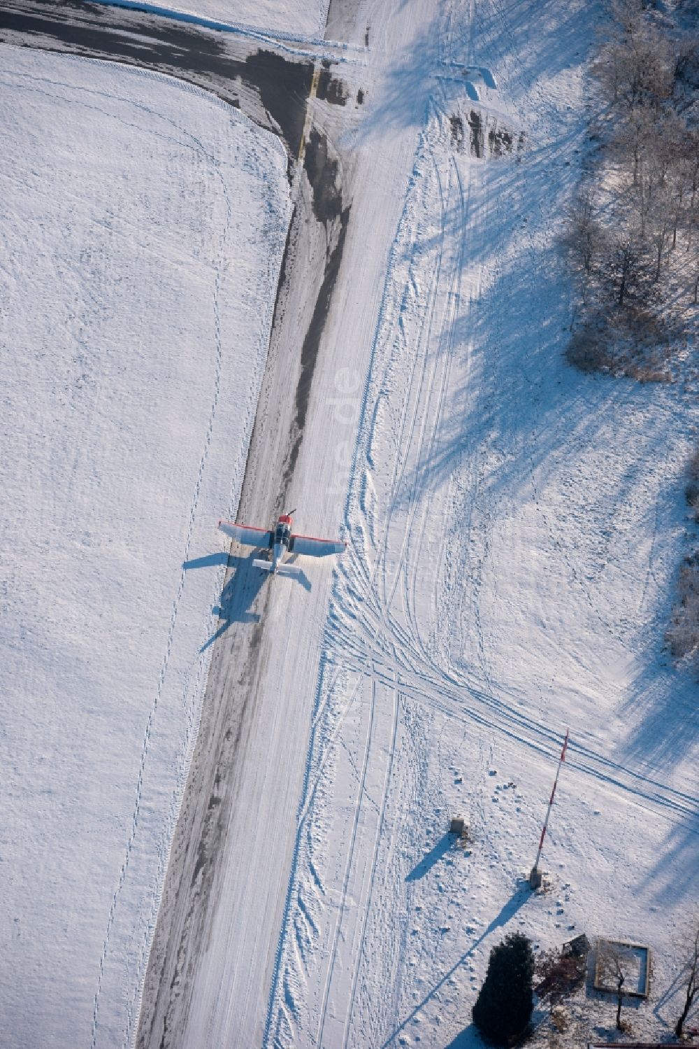 Luftaufnahme Agathenburg - Winterluftbild Flugzeug Robin DR-400 auf dem Flugplatz - Flughafen in Stade im Bundesland Niedersachsen, Deutschland