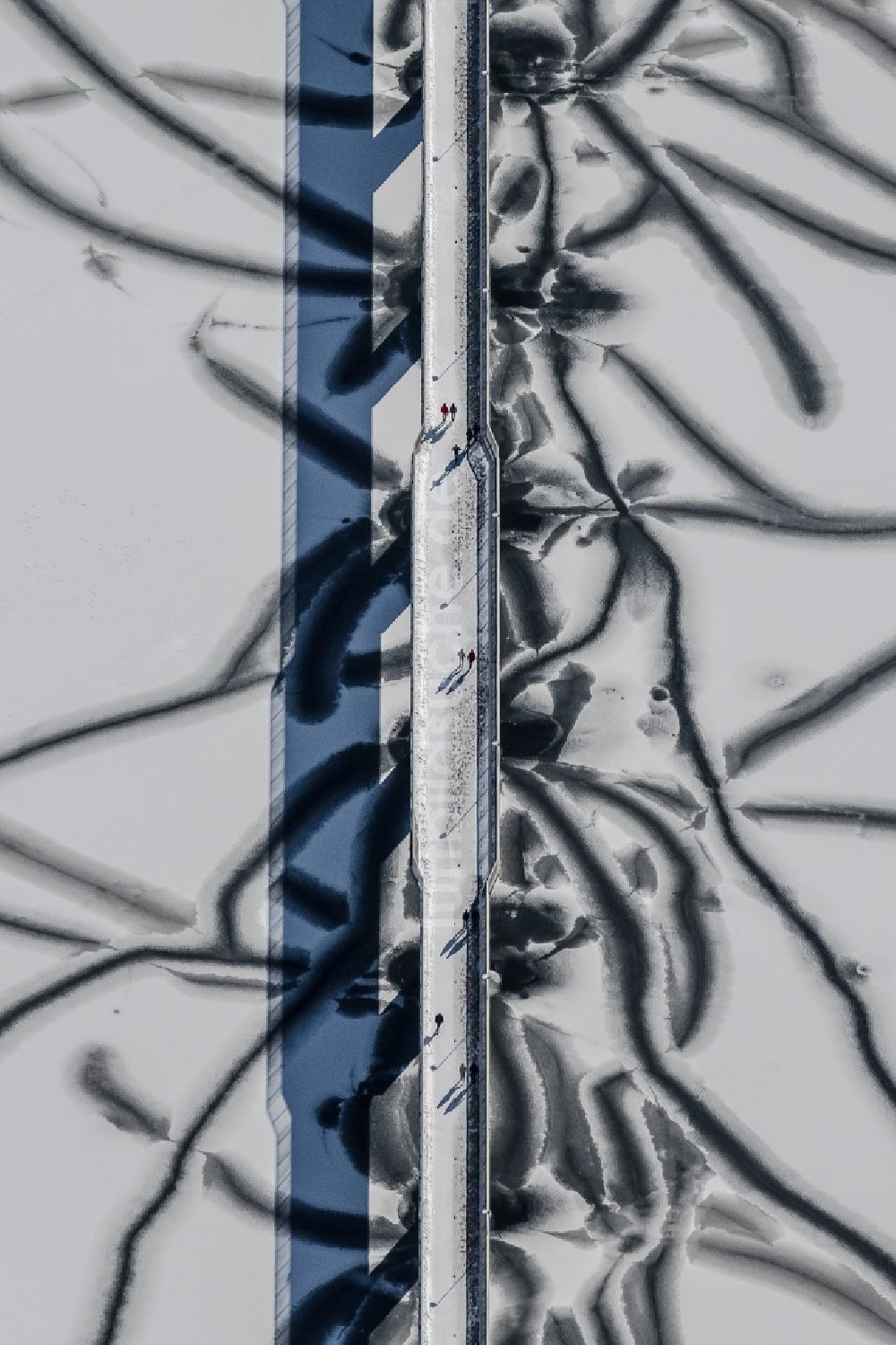 Luftbild Möhnesee - Winterluftbild Fluß - Brückenbauwerk über die Möhne im Ortsteil Körbecke in Möhnesee im Bundesland Nordrhein-Westfalen