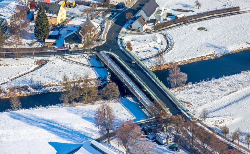 Luftbild Arnsberg - Winterluftbild Fluß - Brückenbauwerk über die Ruhr im Ortsteil Oeventrop in Arnsberg im Bundesland Nordrhein-Westfalen