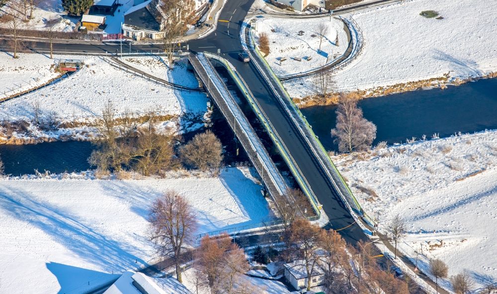 Luftaufnahme Arnsberg - Winterluftbild Fluß - Brückenbauwerk über die Ruhr im Ortsteil Oeventrop in Arnsberg im Bundesland Nordrhein-Westfalen