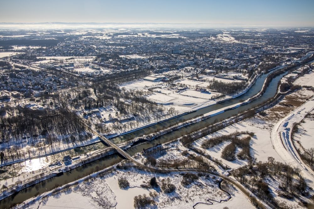 Luftaufnahme Hamm - Winterluftbild Fluß - Brückenbauwerk an der Fährstraße entlang des Datteln-Hamm-Kanal und der Lippe im Ortsteil Heessen in Hamm im Bundesland Nordrhein-Westfalen, Deutschland