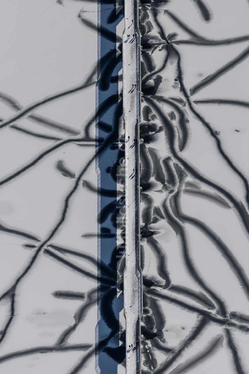 Möhnesee aus der Vogelperspektive: Winterluftbild Fluß - Brückenbauwerk über die Möhne im Ortsteil Körbecke in Möhnesee im Bundesland Nordrhein-Westfalen