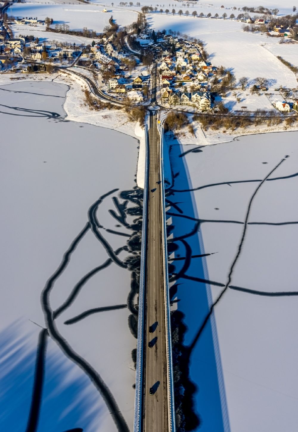 Möhnesee von oben - Winterluftbild Flußbrücke der Delecker Brücke entlang der Arnsberger Straße in Möhnesee im Bundesland Nordrhein-Westfalen, Deutschland