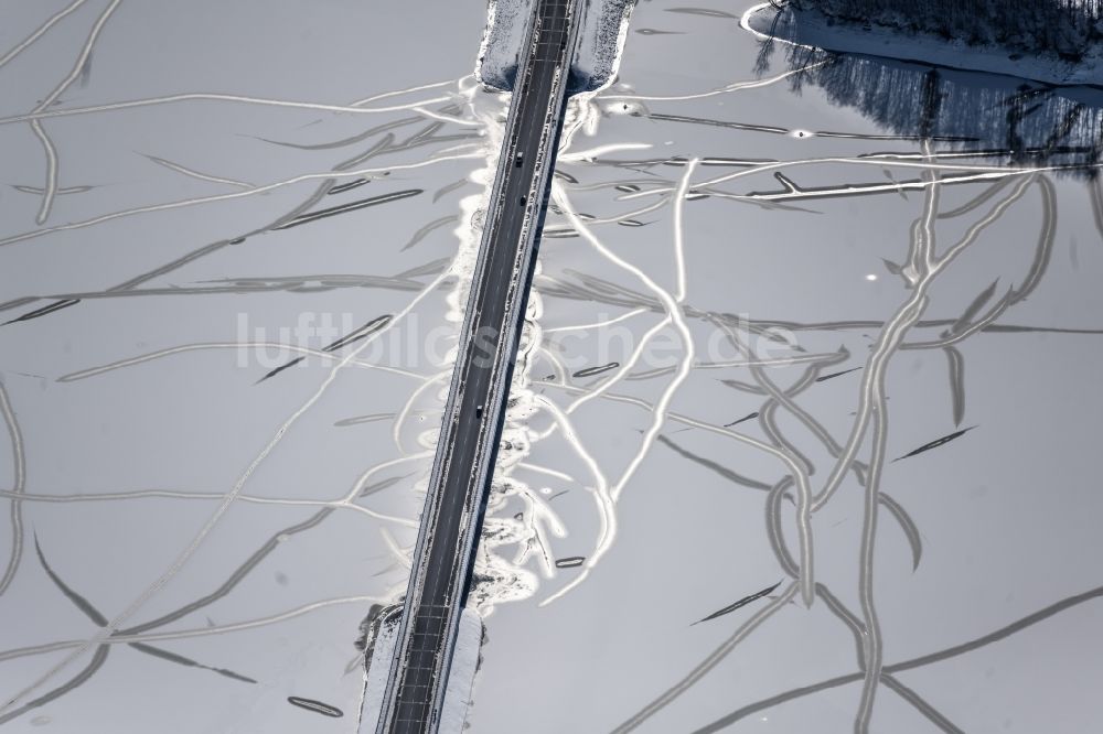 Luftbild Möhnesee - Winterluftbild Flußbrücke der Delecker Brücke entlang der Arnsberger Straße in Möhnesee im Bundesland Nordrhein-Westfalen, Deutschland