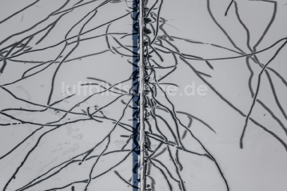 Möhnesee aus der Vogelperspektive: Winterluftbild Flußbrücke der Delecker Brücke entlang der Arnsberger Straße in Möhnesee im Bundesland Nordrhein-Westfalen, Deutschland
