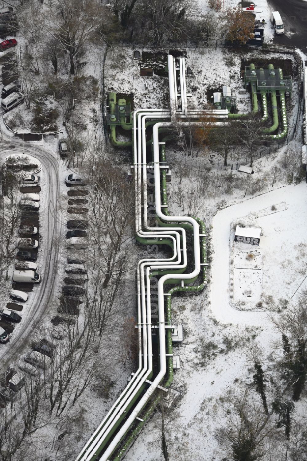 Luftbild Berlin - Winterluftbild Freileitungs- Rohre zur Fernwärme- Versorgung entlang der Rhinstraße im Ortsteil Lichtenberg in Berlin, Deutschland