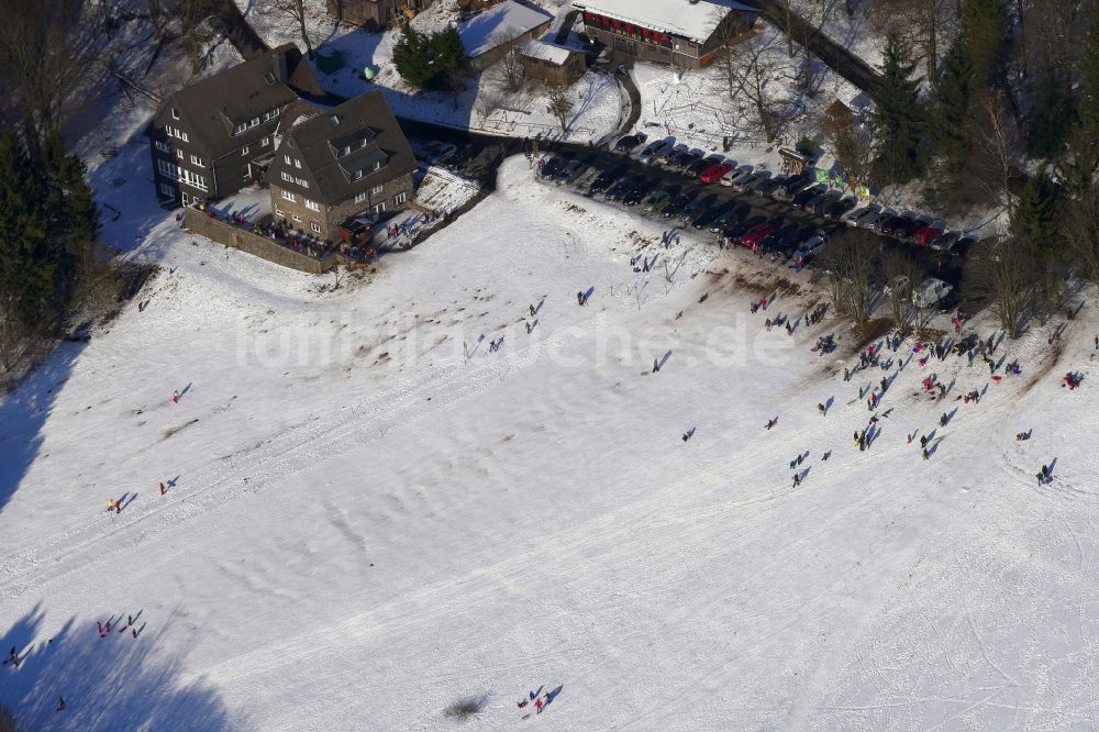 Luftaufnahme Hessisch Lichtenau - Winterluftbild Freizeitzentrum der Rodelbahn auf dem Hohen Meißner in Hessisch Lichtenau im Bundesland Hessen, Deutschland