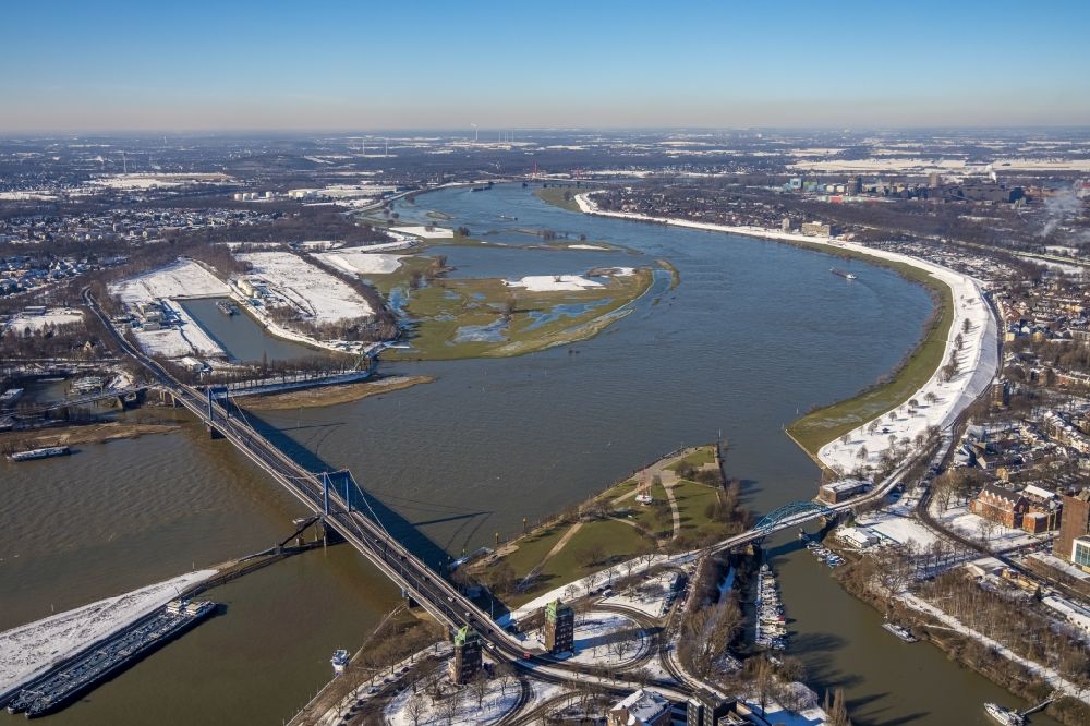 Luftbild Duisburg - Winterluftbild Friedrich-Ebert-Brücke über den Rhein in Duisburg im Bundesland Nordrhein-Westfalen