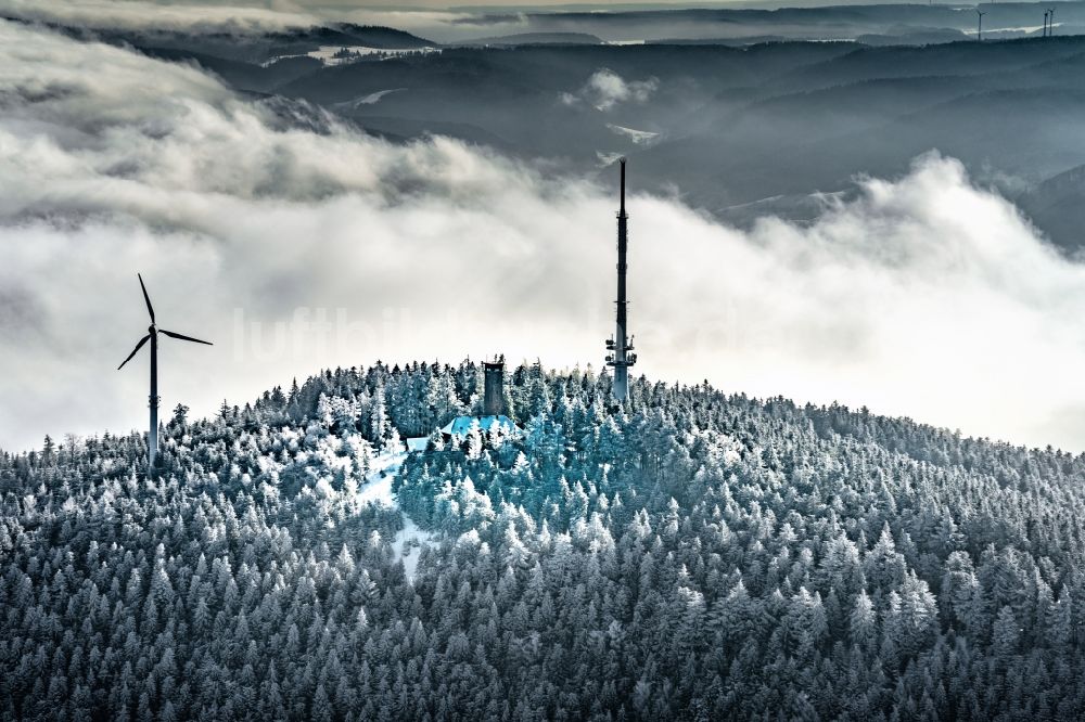 Luftbild Oberharmersbach - Winterluftbild Funkturm und Sendeanlage auf der Kuppe des Bergmassives Am Brandenkopf in Oberharmersbach im Bundesland Baden-Württemberg, Deutschland