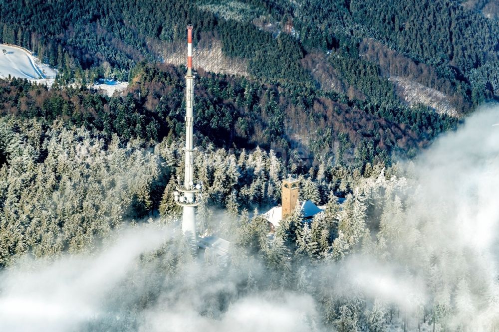 Luftaufnahme Oberharmersbach - Winterluftbild Funkturm und Sendeanlage auf der Kuppe des Bergmassives Am Brandenkopf in Oberharmersbach im Bundesland Baden-Württemberg, Deutschland