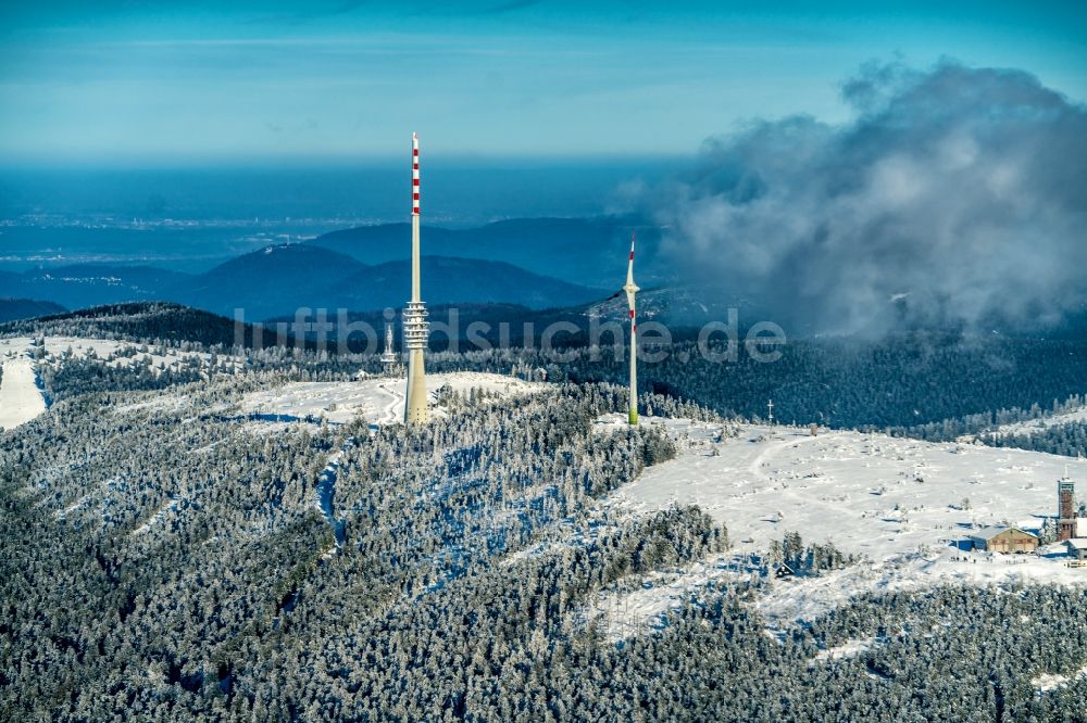 Seebach von oben - Winterluftbild Funkturm und Sendeanlage auf der Kuppe des Bergmassives Hornisgrinde im Schwarzwald in Seebach im Bundesland Baden-Württemberg, Deutschland