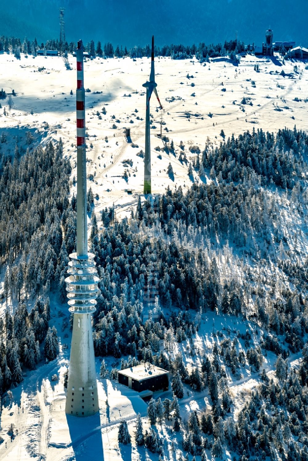 Luftbild Seebach - Winterluftbild Funkturm und Sendeanlage auf der Kuppe des Bergmassives Hornisgrinde im Schwarzwald in Seebach im Bundesland Baden-Württemberg, Deutschland