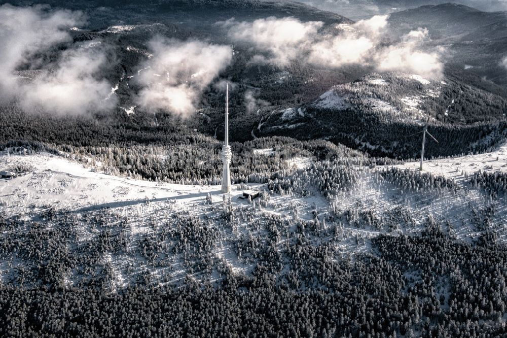 Luftbild Seebach - Winterluftbild Funkturm und Sendeanlage auf der Kuppe des Bergmassives Hornisgrinde im Schwarzwald in Seebach im Bundesland Baden-Württemberg, Deutschland