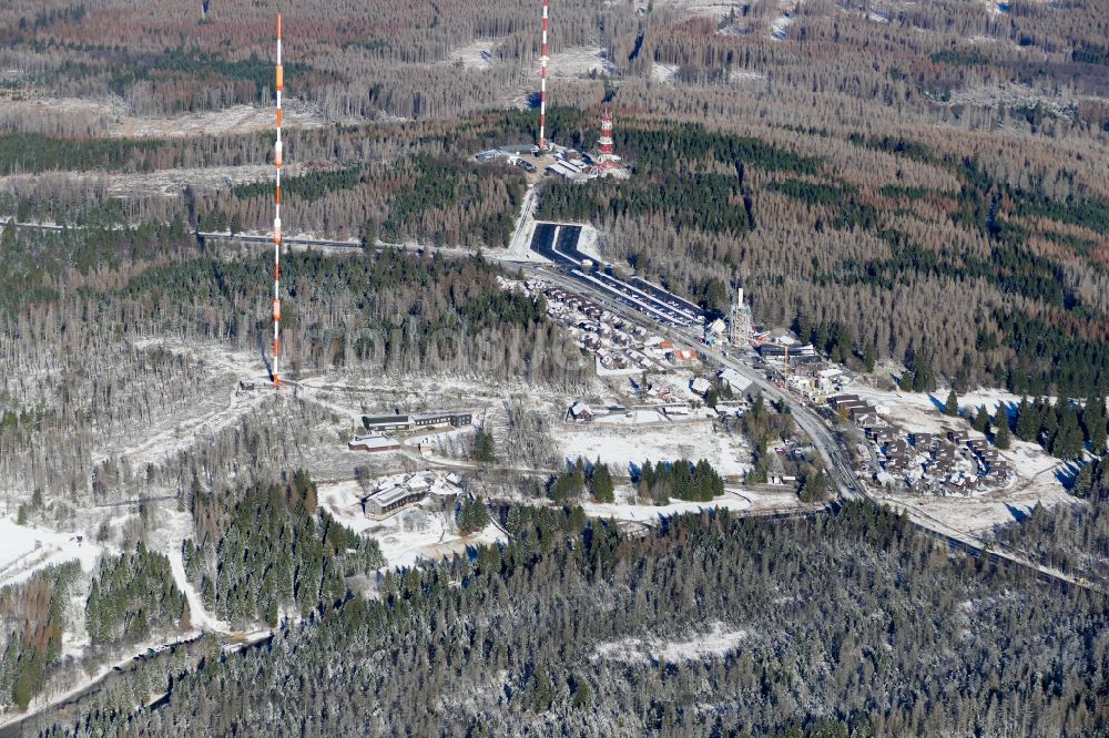 Luftbild Altenau - Winterluftbild Funkturm und Sendeanlage auf der Kuppe des Bergmassives Torfhaus in Altenau im Bundesland Niedersachsen