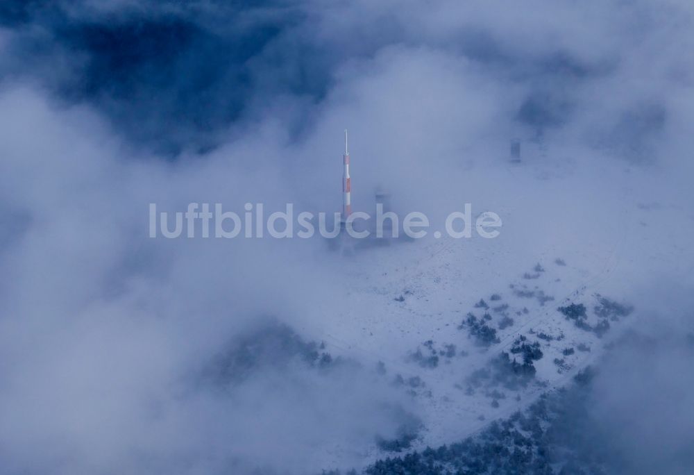 Schierke aus der Vogelperspektive: Winterluftbild Funkturm und Sendeanlage auf der Kuppe des Brocken im Harz in Schierke im Bundesland Sachsen-Anhalt, Deutschland