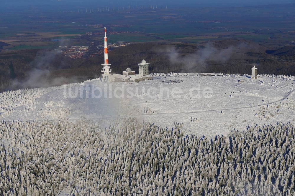 Luftaufnahme Schierke - Winterluftbild Funkturm und Sendeanlage auf der Kuppe des Brocken im Harz in Schierke im Bundesland Sachsen-Anhalt, Deutschland