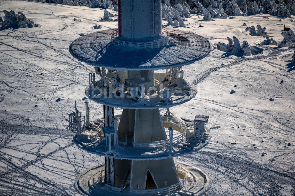 Schierke von oben - Winterluftbild Funkturm und Sendeanlage auf der Kuppe des Brocken im Harz in Schierke im Bundesland Sachsen-Anhalt, Deutschland