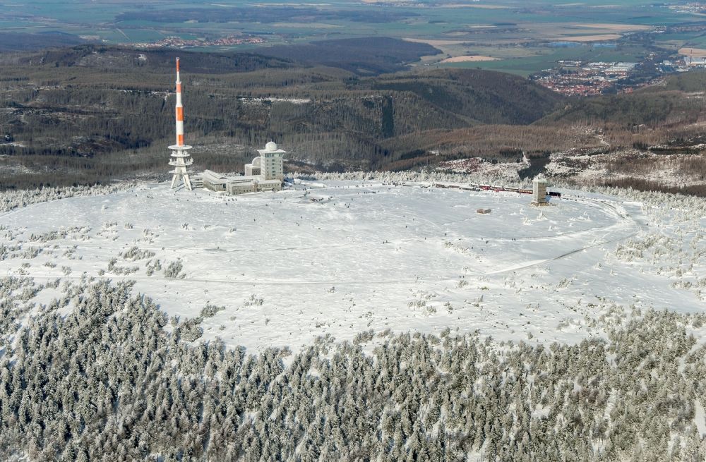 Luftbild Schierke - Winterluftbild Funkturm und Sendeanlage auf der Kuppe des Brocken im Harz in Schierke im Bundesland Sachsen-Anhalt, Deutschland