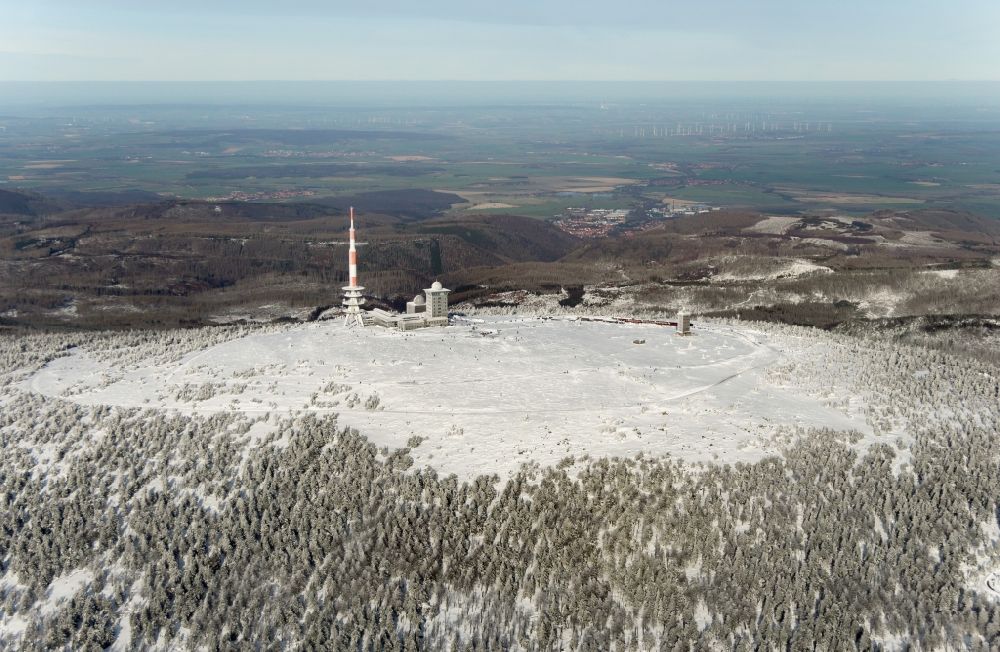 Luftaufnahme Schierke - Winterluftbild Funkturm und Sendeanlage auf der Kuppe des Brocken im Harz in Schierke im Bundesland Sachsen-Anhalt, Deutschland