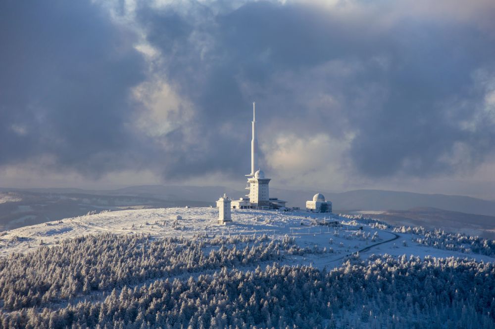 Schierke aus der Vogelperspektive: Winterluftbild Funkturm und Sendeanlage auf der Kuppe des Brocken im Harz in Schierke im Bundesland Sachsen-Anhalt, Deutschland