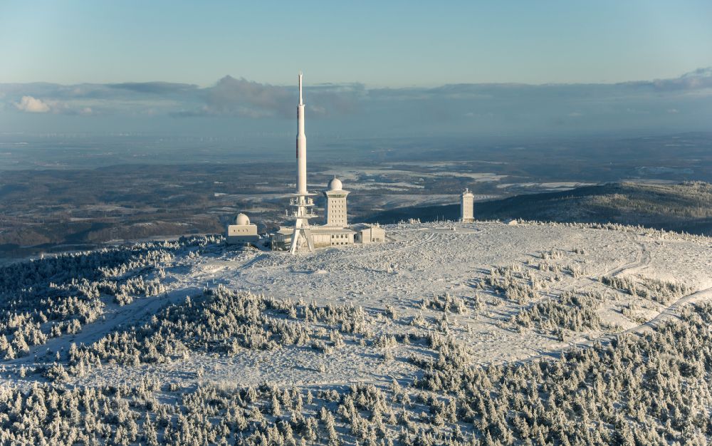 Schierke von oben - Winterluftbild Funkturm und Sendeanlage auf der Kuppe des Brocken im Harz in Schierke im Bundesland Sachsen-Anhalt, Deutschland