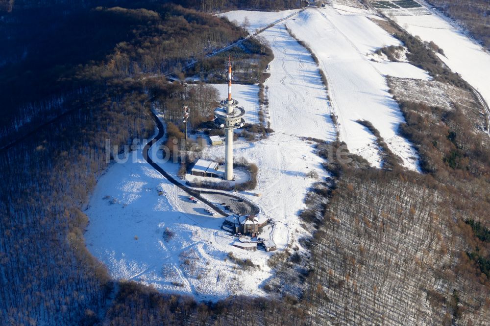 Lügde aus der Vogelperspektive: Winterluftbild Funkturm und Sendeanlage auf der Kuppe des Köterberg in Lügde im Bundesland Nordrhein-Westfalen, Deutschland