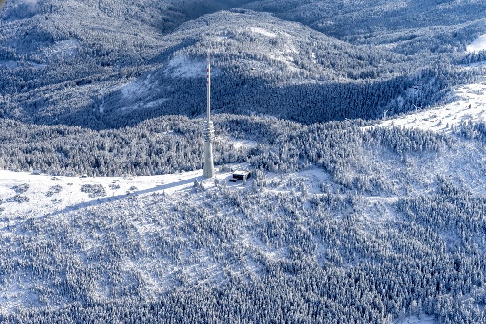 Seebach von oben - Winterluftbild Funkturm und Sendeanlage SWR-Sendeturm auf dem Bergrücken Hornisgrinde in Seebach im Bundesland Baden-Württemberg