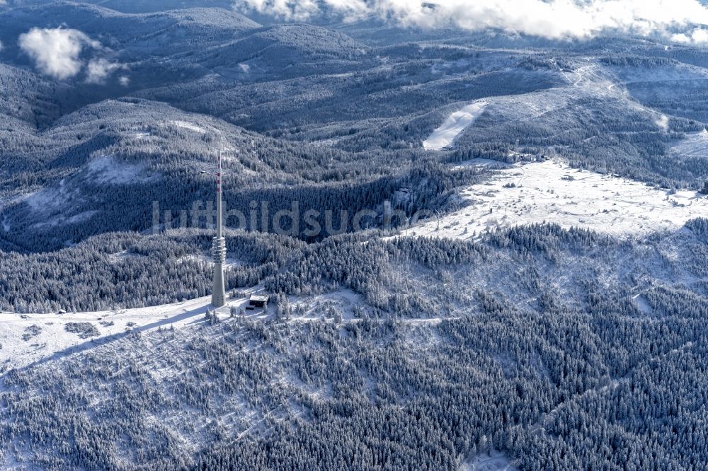 Seebach aus der Vogelperspektive: Winterluftbild Funkturm und Sendeanlage SWR-Sendeturm auf dem Bergrücken Hornisgrinde in Seebach im Bundesland Baden-Württemberg