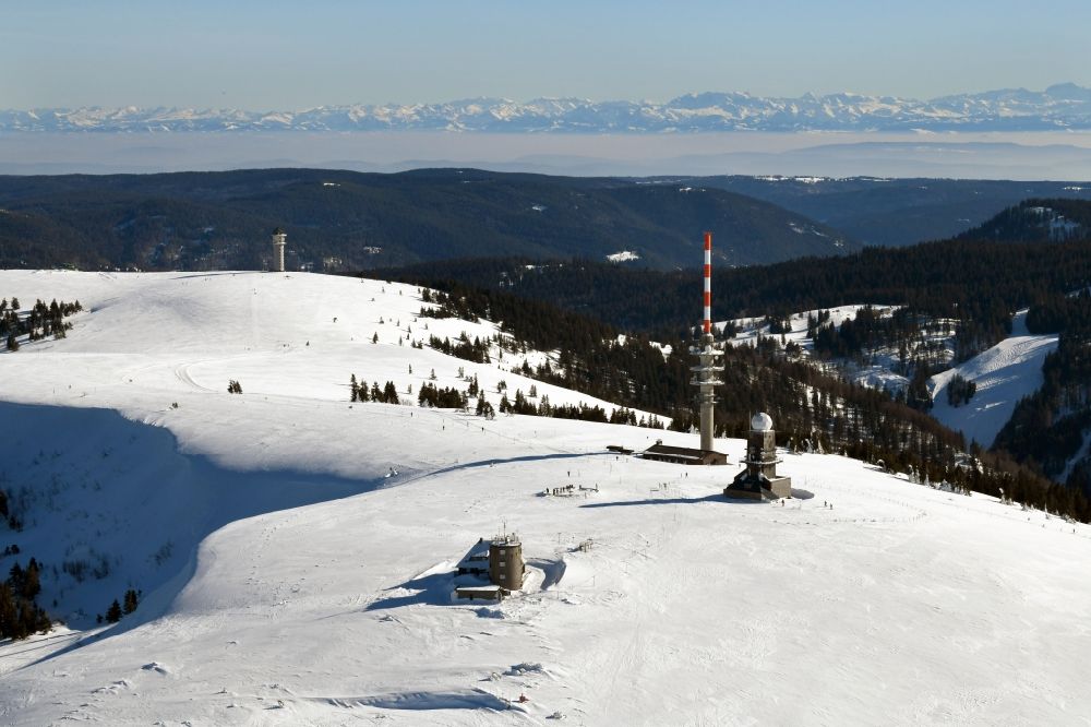 Luftaufnahme Feldberg (Schwarzwald) - Winterluftbild. Funkturm und Sendeanlagen auf der Kuppe des Bergmassives Feldberg im Schwarzwald im Bundesland Baden-Württemberg