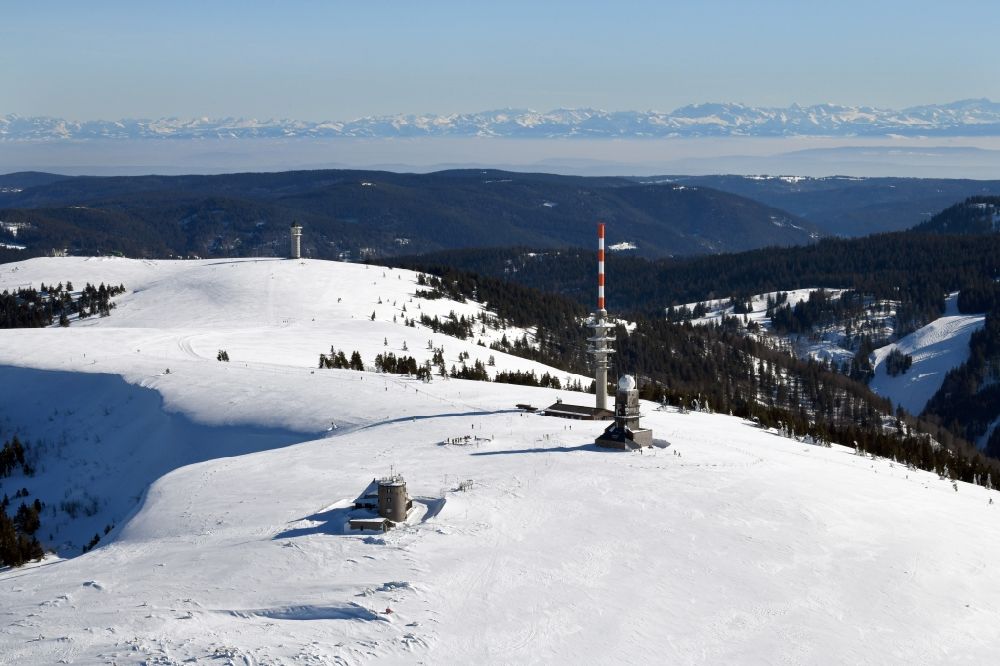 Feldberg (Schwarzwald) von oben - Winterluftbild. Funkturm und Sendeanlagen auf der Kuppe des Bergmassives Feldberg im Schwarzwald im Bundesland Baden-Württemberg