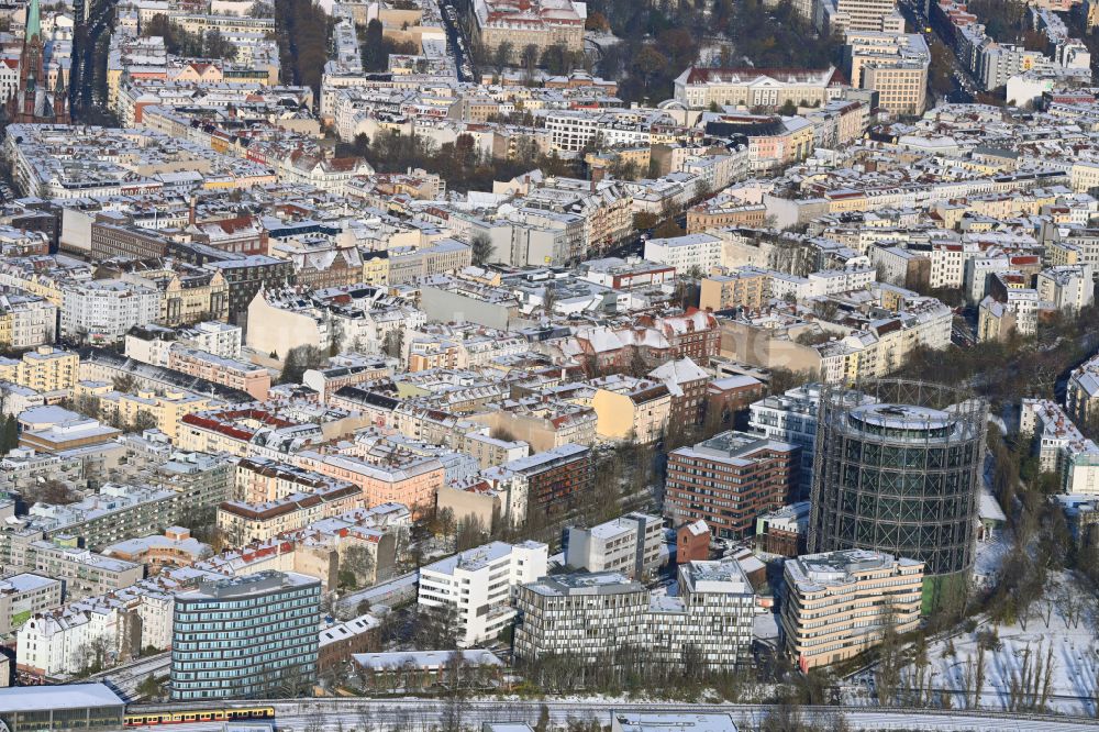 Berlin von oben - Winterluftbild Gasometer- Hoch- Speicherbehälter beim Umbau und der Sanierung im Ortsteil Schöneberg in Berlin, Deutschland
