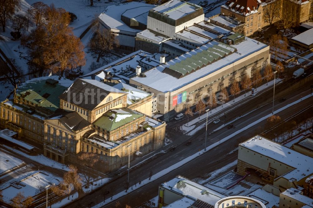 Luftaufnahme Stuttgart - Winterluftbild Gebäude des Konzerthauses und Theater- Schauspielhauses und der Staatsoper am Oberen Schlossgarten in Stuttgart im Bundesland Baden-Württemberg, Deutschland