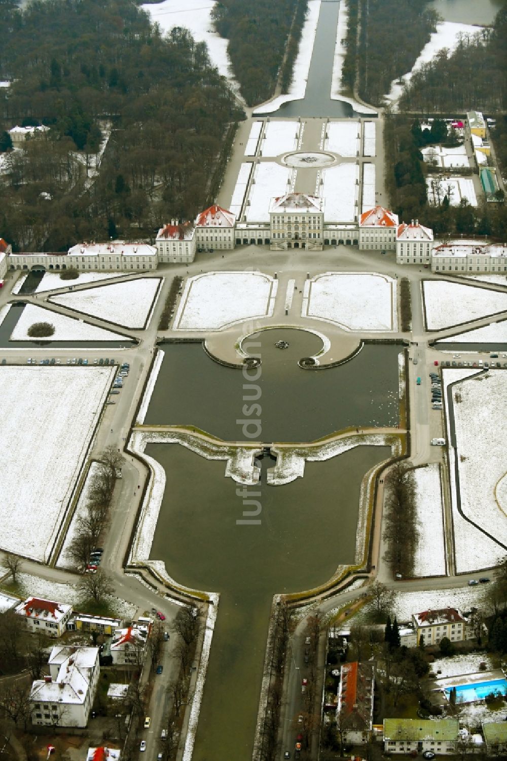 Luftaufnahme München - Winterluftbild Gebäude und Schlosspark des Schloß Nymphenburg im Stadtteil Neuhausen-Nymphenburg in München im Bundesland Bayern