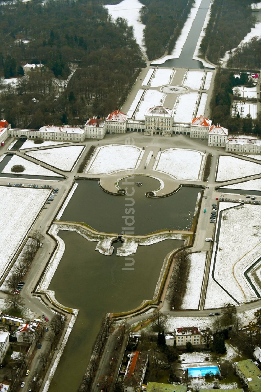 München von oben - Winterluftbild Gebäude und Schlosspark des Schloß Nymphenburg im Stadtteil Neuhausen-Nymphenburg in München im Bundesland Bayern