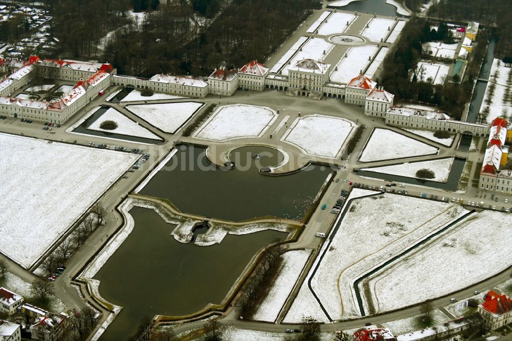 Luftbild München - Winterluftbild Gebäude und Schlosspark des Schloß Nymphenburg im Stadtteil Neuhausen-Nymphenburg in München im Bundesland Bayern