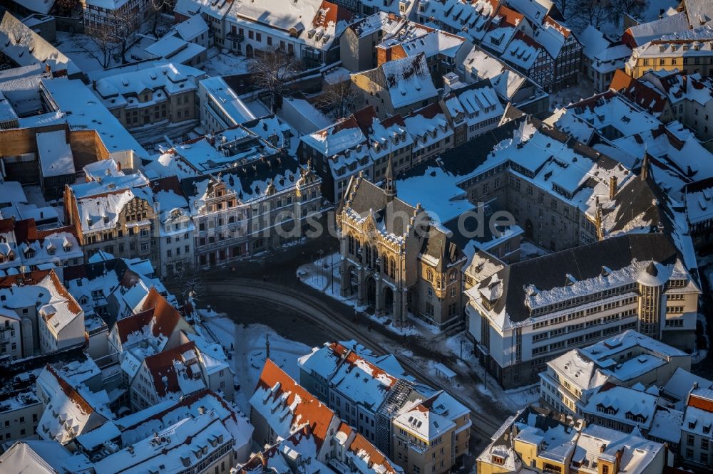 Erfurt aus der Vogelperspektive: Winterluftbild Gebäude der Stadtverwaltung - historisches Rathaus am Fischmarkt in Erfurt im Bundesland Thüringen, Deutschland