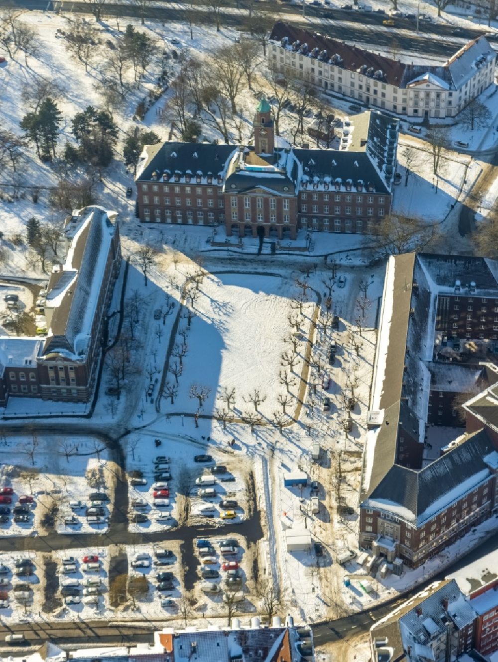 Luftbild Herne - Winterluftbild Gebäude der Stadtverwaltung - Rathaus am Friedrich-Ebert-Platz in Herne im Bundesland Nordrhein-Westfalen, Deutschland