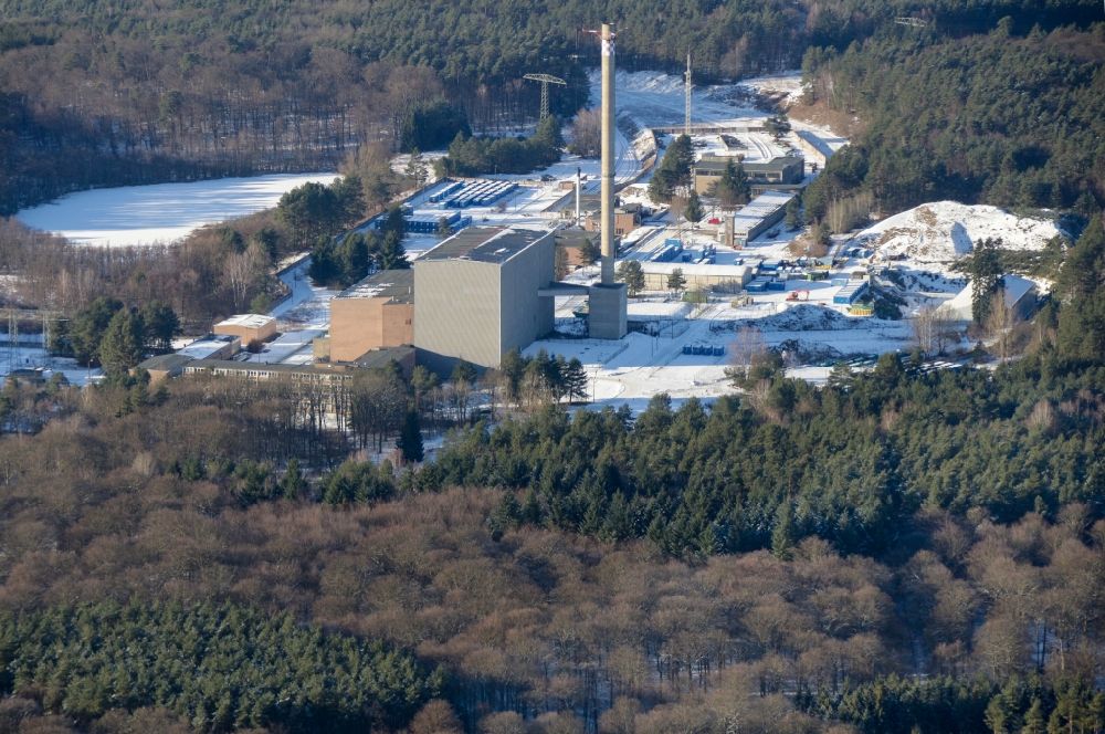 Rheinsberg von oben - Winterluftbild Gebäude der stillgelegten Reaktorblöcke und Anlagen des AKW - KKW Kernkraftwerk in Rheinsberg im Bundesland Brandenburg, Deutschland
