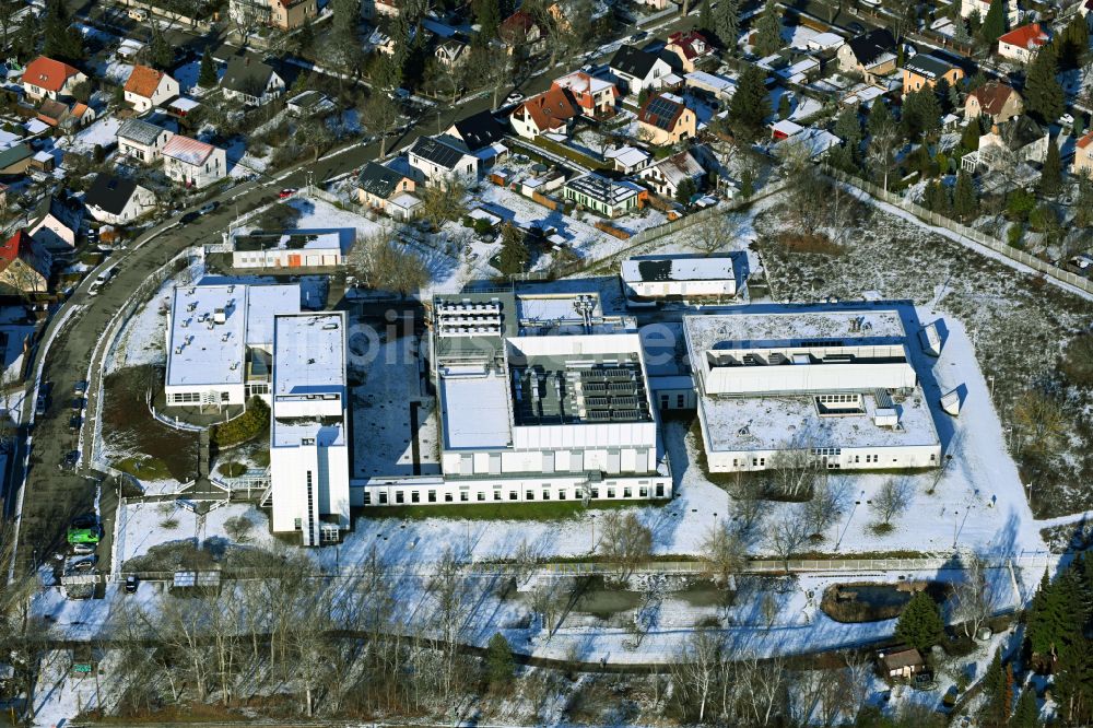 Luftaufnahme Berlin - Winterluftbild Gebäudekomplex und Gelände des Logistikzentrums - Rechenzentrum der DB Systel GmbH an der Florastraße in Berlin, Deutschland