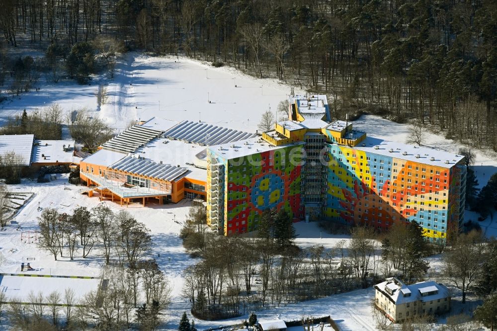 Luftbild Templin - Winterluftbild Gebäudekomplex der Hotelanlage AHORN Seehotel Templin in Templin im Bundesland Brandenburg, Deutschland